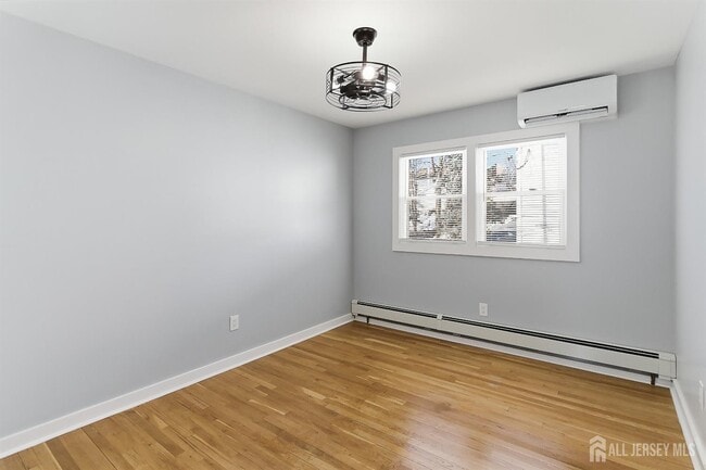 Building Photo - 19 Evelyn Ct