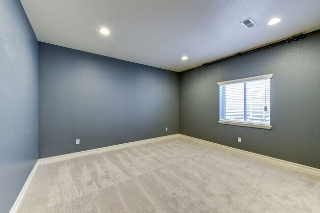 Building Photo - Breathtaking 4 Bedroom 3 Bedroom Ranch Style Home with Finished Basement!!