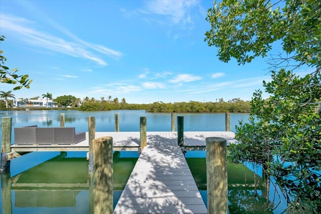 Building Photo - ALL THE CHARM! - Siesta Key 1+ acre on the Bay - 3 bed/ 2 bath pool home