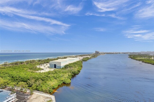 Building Photo - 300 Bayview Dr