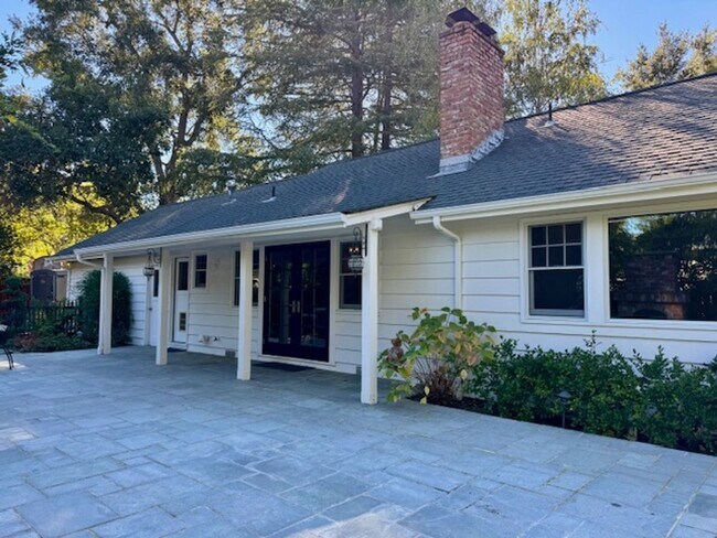 Building Photo - Gorgeous 5 bedroom, 4.5 bath, Westside Dan...