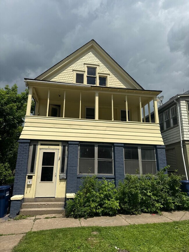 Building Photo - 211 Ash St