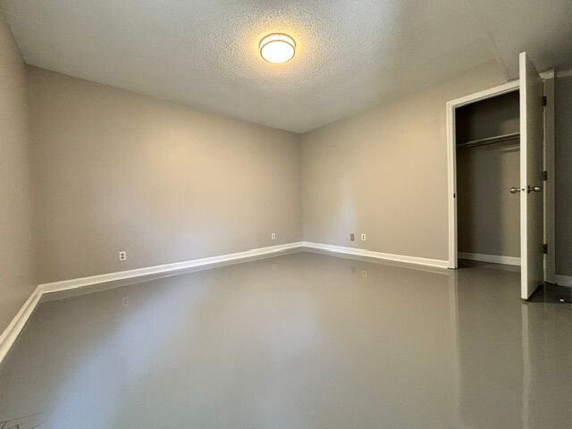 Building Photo - 645 Lilly Ln