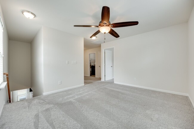 Building Photo - Beautifully maintained 3-bedroom, 3 bath e...