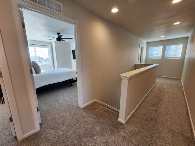 Building Photo - Beautiful, Modern 3 Bed 3 Bath Home in Ban...