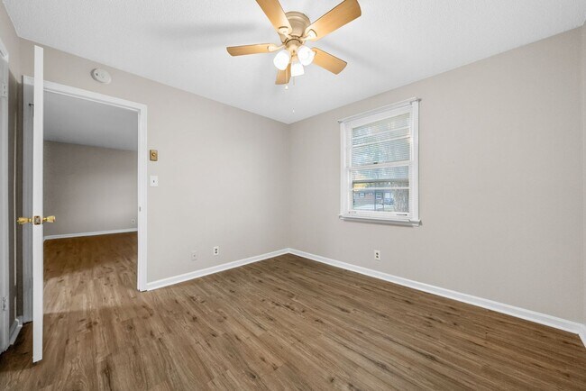 Building Photo - 110 Tandy Dr