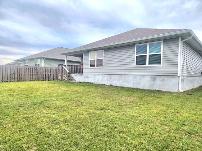 Building Photo - Gorgeous and Spacious 4 Bedroom, 2 Bath Op...