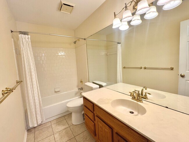 Building Photo - 4 Bed | 2.5 Bath House in Chapel Hill