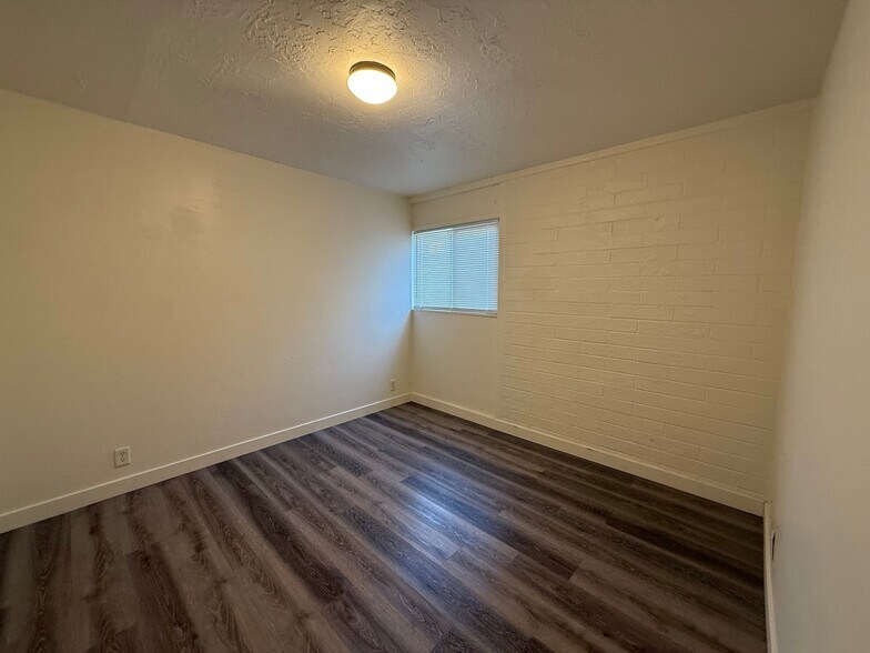 Building Photo - 860 E 500 S