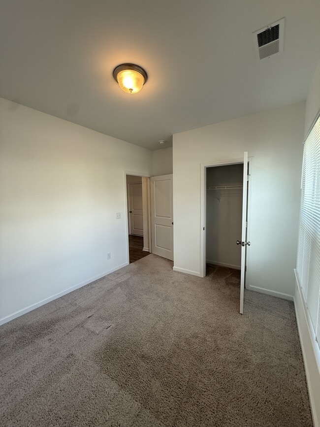 Building Photo - 702 Samuel Dr