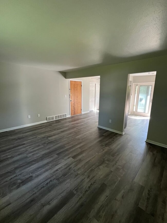 Building Photo - 2-Bedroom Remodeled Unit across from Lake Erie