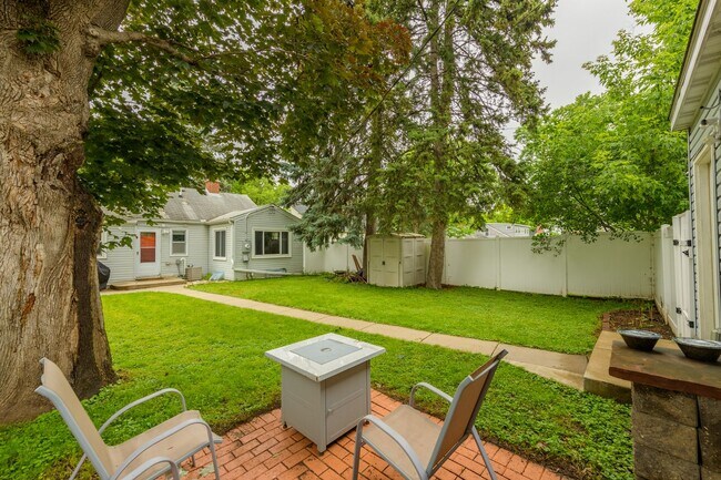 Building Photo - awesome 2 bed 1 bath Pet Friendly in Minneapolis Available for Lease