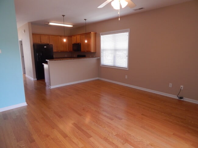 Building Photo - End Unit 3 Bedroom/3 Bath in Saylor's Watch. Trash included!