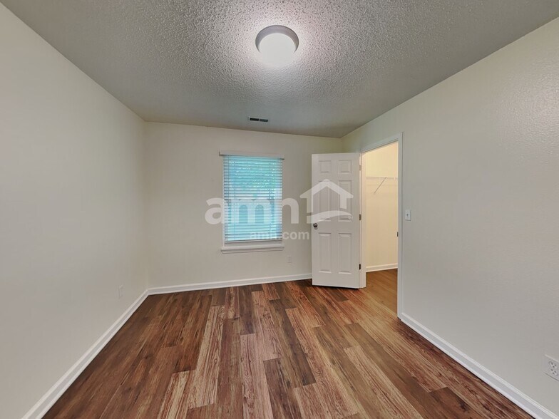 Building Photo - 528 Woodfield Cir