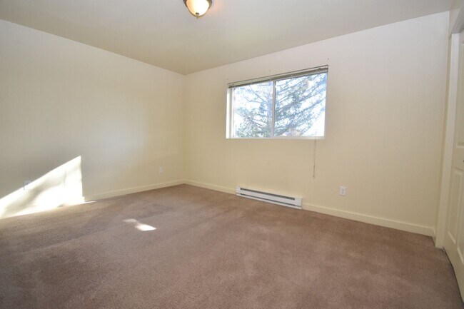 Building Photo - Beautiful 2BR/1Bath Unit.  Centrally Located.  Washer/Dryer in unit!
