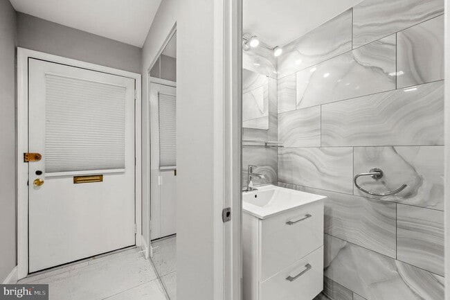 Building Photo - 124 Hampstead Dr