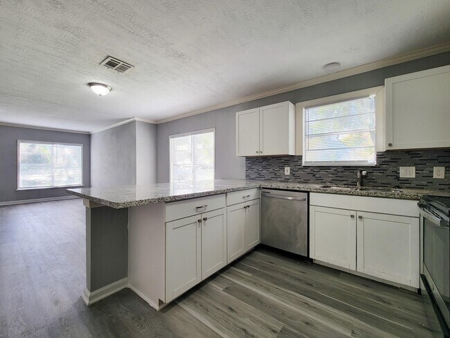 Building Photo - 2330 Cedar Dr