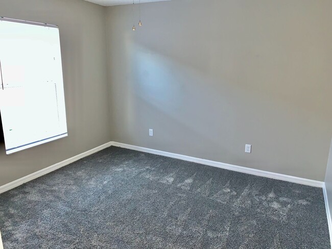 Building Photo - Move in ready 3/2 Renovated