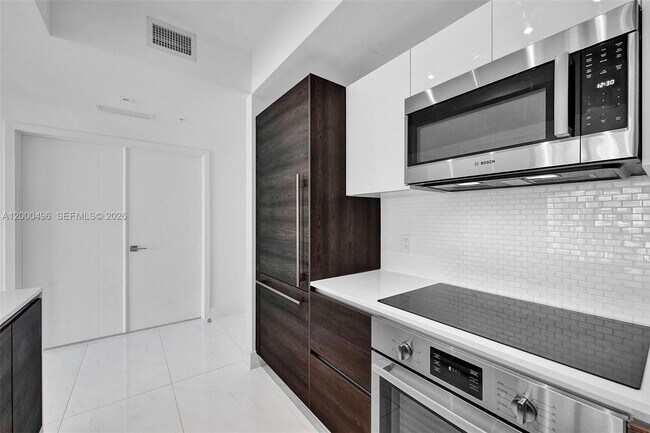 Building Photo - 301 Altara Ave