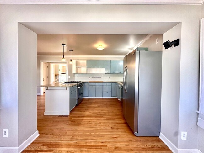 Building Photo - Charming Mid-Tulsa Home