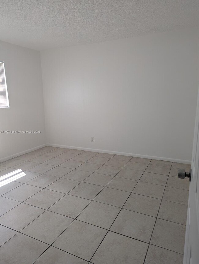 Building Photo - 31 SE 2nd Ave