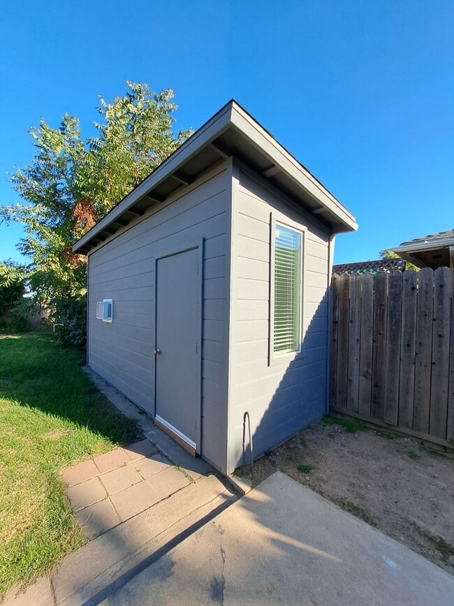 Building Photo - Beautiful 6-Bedroom Home with Pool & Outdo...