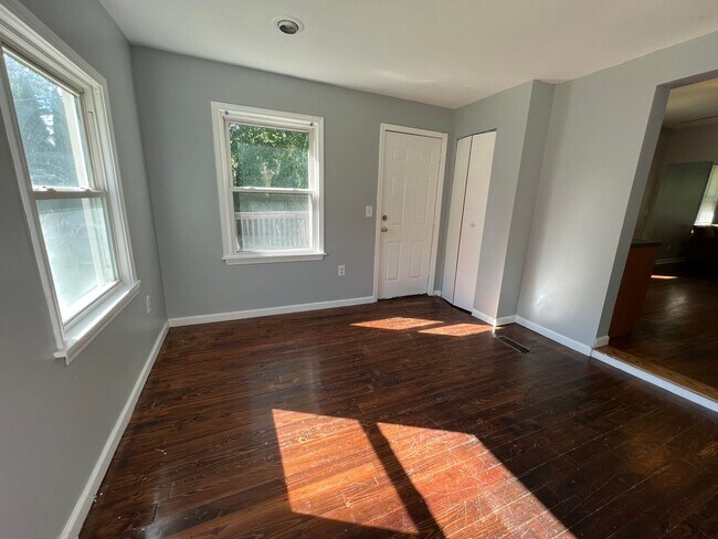 Building Photo - 2 bedroom 1 bathroom gem in Harrison Towns...