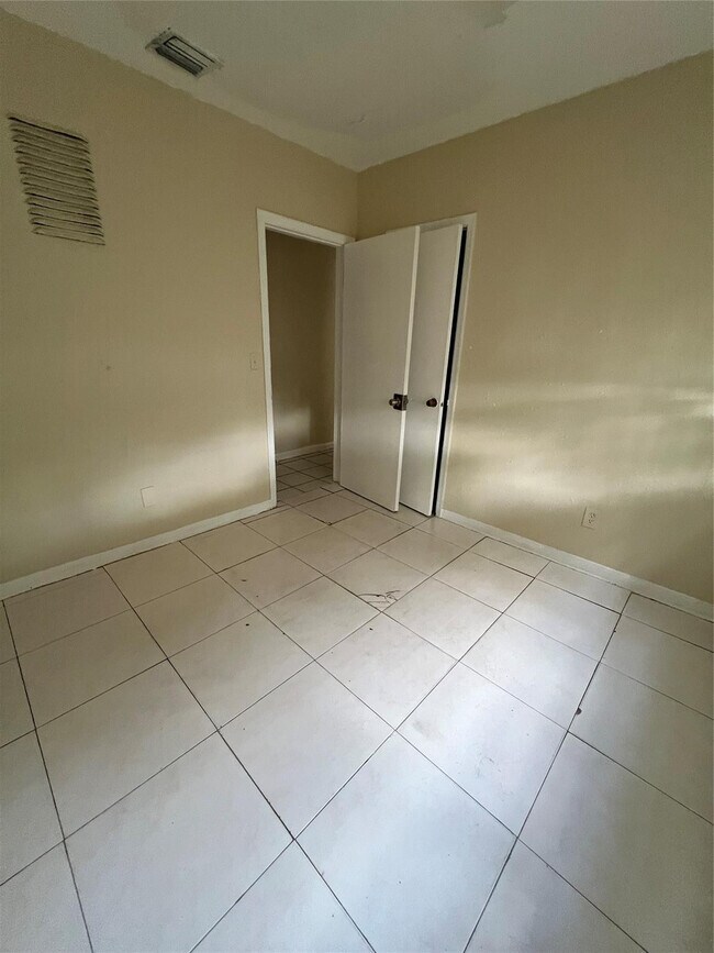 Building Photo - 418 E Evanston Cir