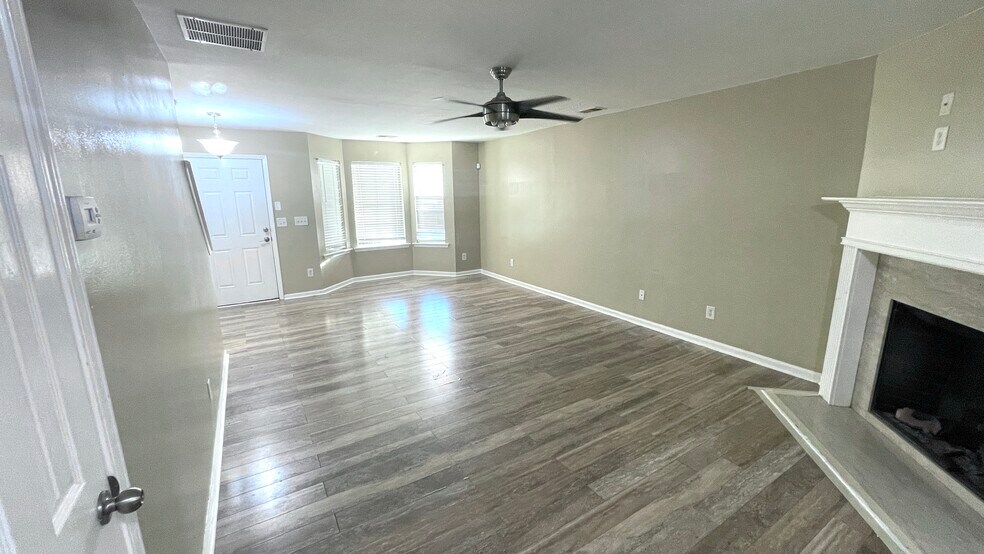 Building Photo - 711 Crestwell Cir SW