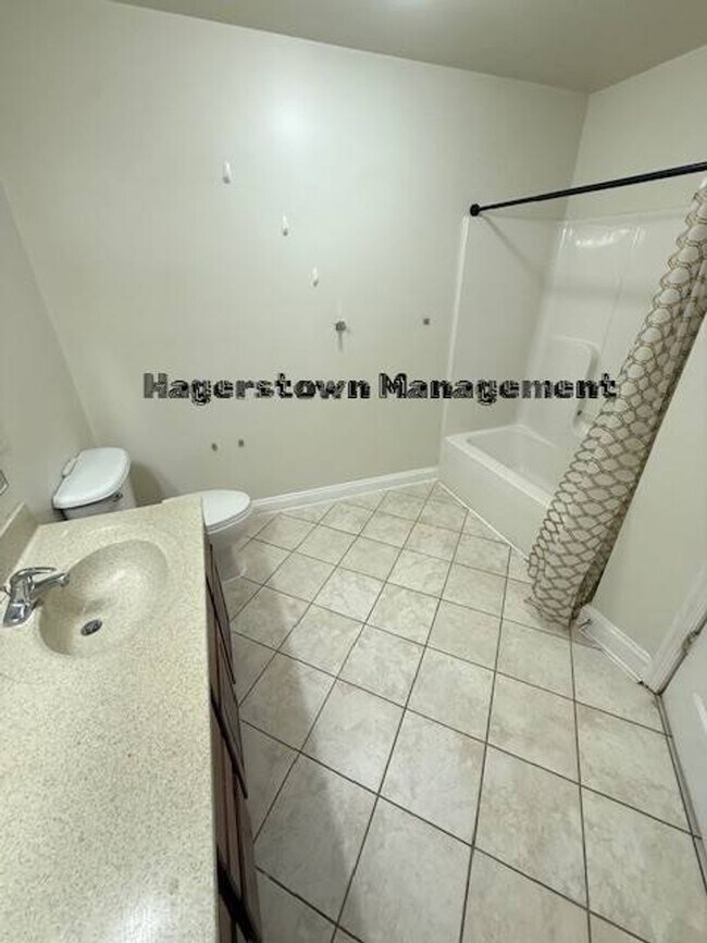 Building Photo - Halfway Townhouse - close to shopping and dining