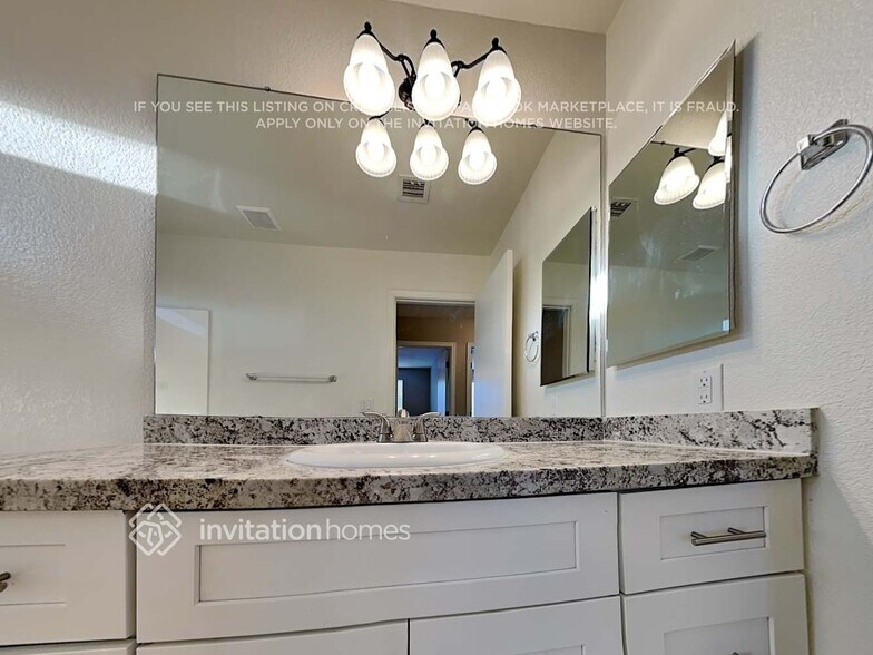 Building Photo - 3048 E Millbrae Ln