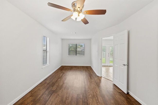 Building Photo - 1505 Charolais Dr
