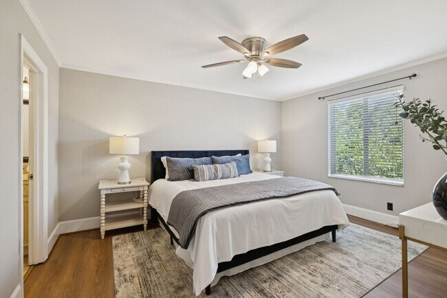 Building Photo - Walkable Location, Location, Location in G...