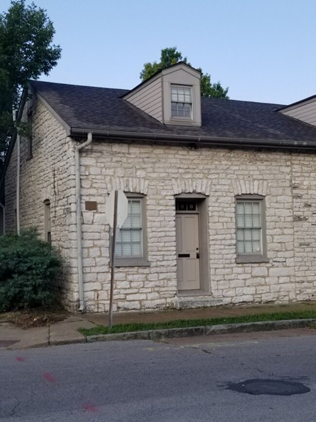 Primary Photo - Historic Stone Rowhouse For Rent in the Pa...