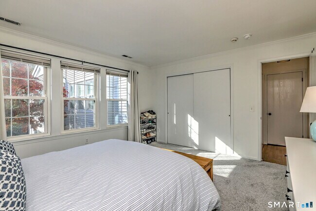 Building Photo - 50 Greenview Ln