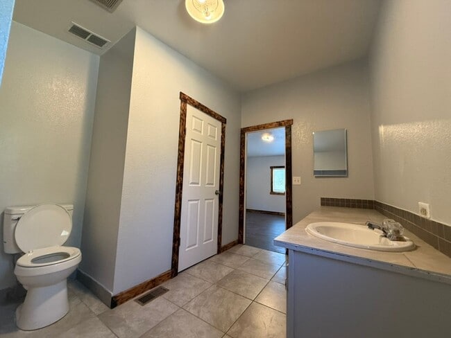 Building Photo - Newly Remodeled Home - Fully Fenced and Gated
