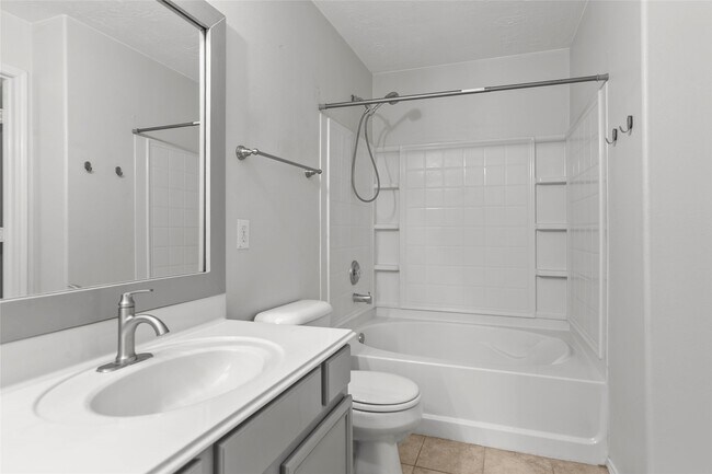 Building Photo - 6 Thicket Grove Pl