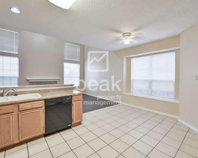 Building Photo - $2000! 3Bed/2.5Bath home in west Fort Worth!  Apply by 9/8 for Labor Day Savings! See description!