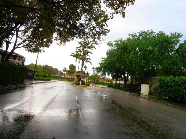 Building Photo - 877 Twin Lakes Dr