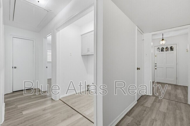 Building Photo - 7747 Dentcrest Dr