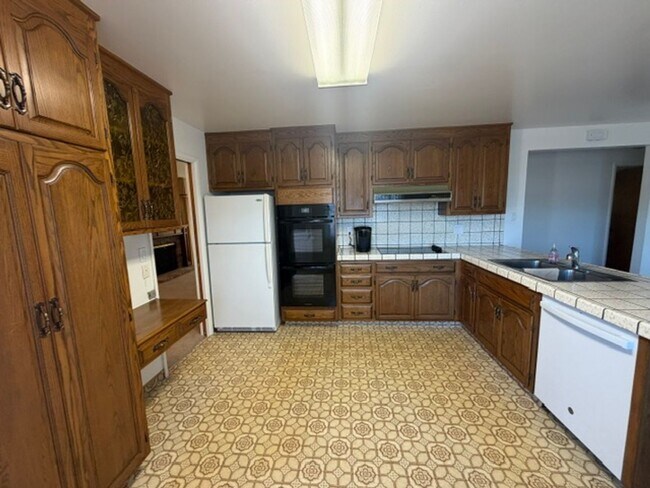 Building Photo - 460 Mariposa Dr