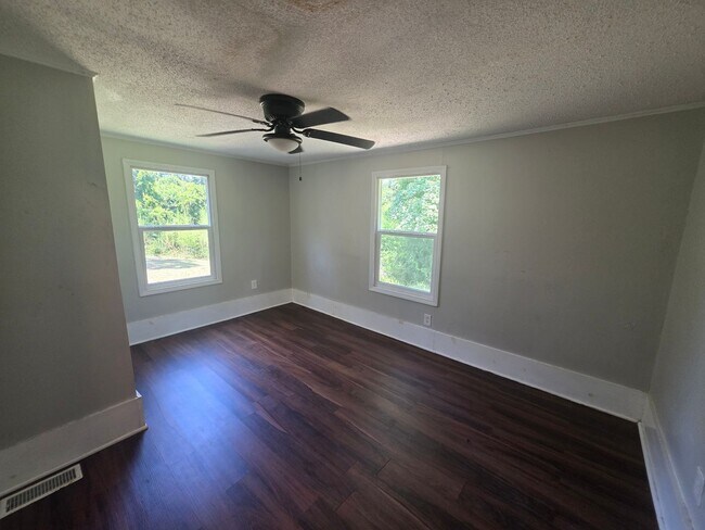 Building Photo - 1241b Johnson Ave