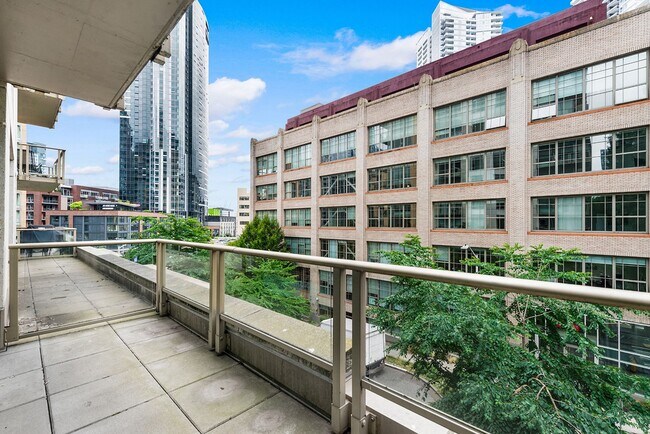 Building Photo - Bright Corner 1Bed/1Bath Condo in the Heart of Downtown Seattle!