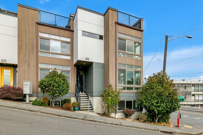 Building Photo - Modern Townhouse with Rooftop Deck & Skyli...