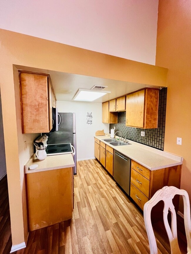 Building Photo - Inviting Gated Community Townhome—Jess Ran...