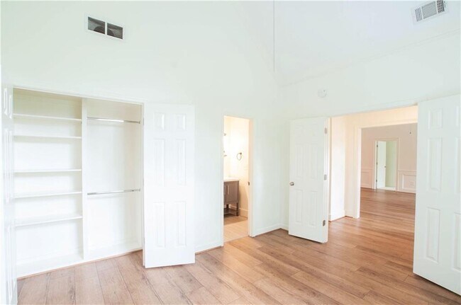 Building Photo - 372 Lynne Cir