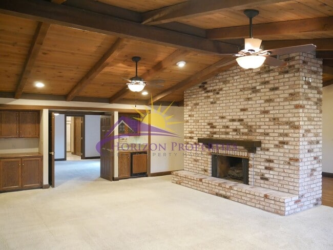 Building Photo - Spacious 4 Bed 4 Bath 2,954sqft Single Family Home in Carmichael