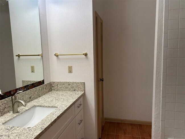 Building Photo - 3150 Walnut Bend Ln