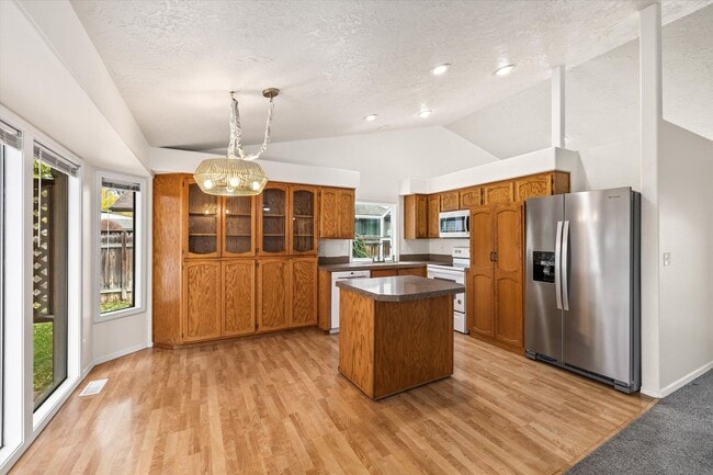 Building Photo - Charming 3-Bed, 3-Bath Home in Quiet Boise...