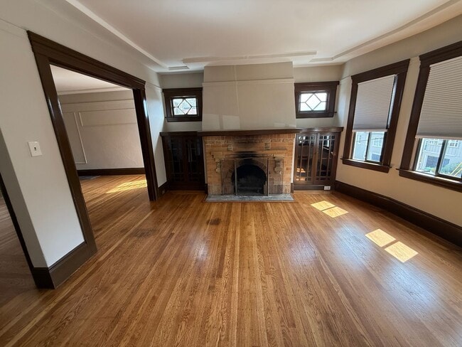 Building Photo - Bright Sunnyside Home with Fireplace, Bay Windows & Private Backyard!